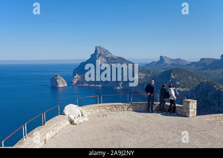 Aussichtspunkt Mirador de Mal Pas an der Straße nach Kap Formentor, Mallorca, Balearen, Spanien Stockfoto