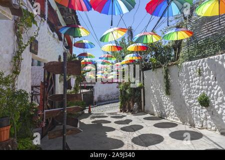 Bunt Detail mit bunten Sonnenschirmen über alten gepflasterten Straße in einem Wohnviertel im Zentrum von amerikanischen Stadt von Suchitoto, El Salvador Stockfoto