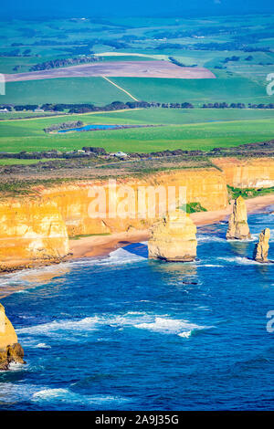 Ein Luftbild von einigen der Felsen der Zwölf Apostel in Port Campbell National Park, Victoria, Australien. Stockfoto