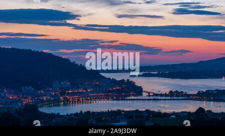 Ruhige Nacht Panorama der mittelalterlichen Fischerdorf Pontedeume mit seinen Eisen und Stein Brücke Blau und Magenta Sky La Coruña Galicien Spanien Stockfoto