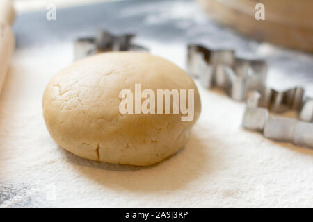 Frischem shortbread Teig für Plätzchen und Keksausstecher auf einem dunklen Hintergrund Stockfoto