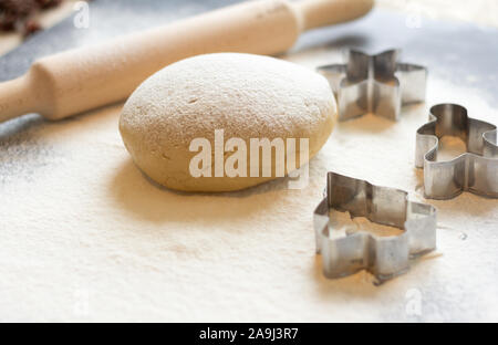 Frischem shortbread Teig für Plätzchen und Keksausstecher auf einem dunklen Hintergrund Stockfoto