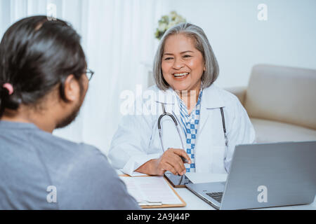 Ärzte sprechen mit Patienten Stockfoto