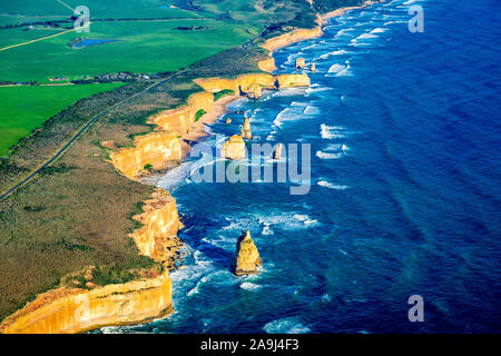 Eine Antenne Panoramablick auf die Zwölf Apostel in Port Campbell National Park, Victoria, Australien. Stockfoto