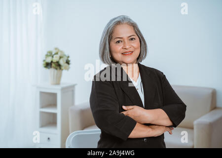 Zuversichtlich Senior Business Frau Stockfoto