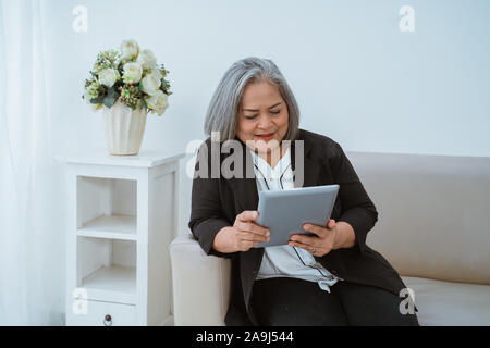 Zuversichtlich, alte Frau ist sehr schön, wenn die Bearbeitung eines on-line-Geschäft Stockfoto