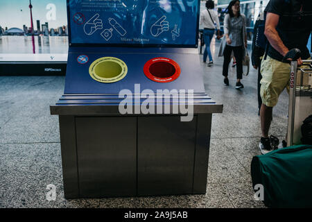 Italien, Mailand, 12. Juli 2019: Moderne Müllcontainer für die getrennte Sammlung von Müll auf dem Flughafen von Mailand. Stockfoto