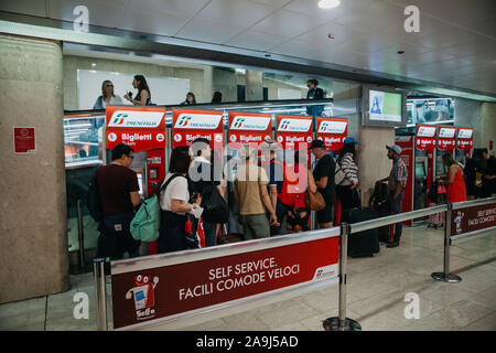 Italien, Mailand, 12. Juli 2019: Menschen kaufen von Tickets an SB-Automaten am Bahnhof in Mailand. Stockfoto