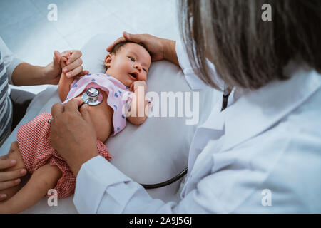 Kinderarzt Arzt untersucht baby girl Stockfoto