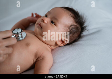 Kinderarzt Arzt untersucht baby girl Stockfoto