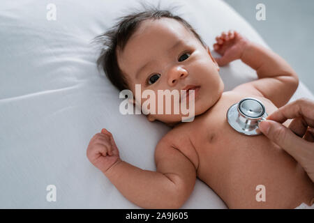 Kinderarzt Arzt untersucht baby girl Stockfoto