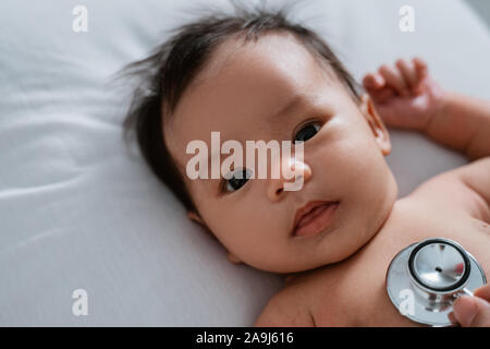 Kleines Baby, während sie von Arzt untersucht Stockfoto