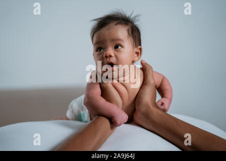 Cute Baby in den Händen der Mutter Stockfoto