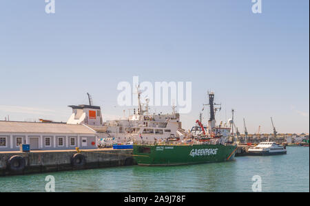 Umweltaktivisten Greenpeace Schiff, Boot, Schiff "Arctic Sunrise, Anker, angedockt, am Hafen von Kapstadt Wharf, Kai, Steg oder Pier Stockfoto