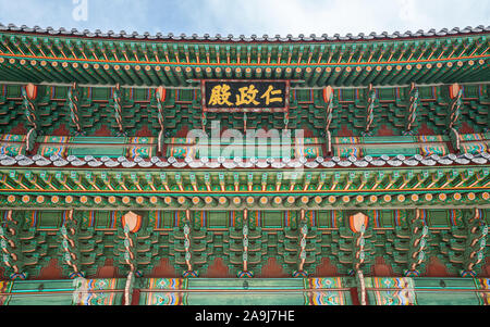 Details von bunten Dach der Changdeokgung Palace Main Hall in Seoul, Südkorea - Übersetzung: Injeongjeon Hall Stockfoto