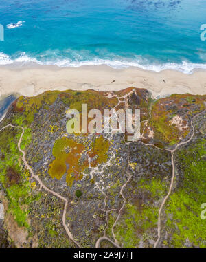 Luftaufnahme von Nordkalifornien Küste in der Nähe von Monterey, Strand und Wanderwege, Big Sur, Kalifornien, USA, Pazifischer Ozean Stockfoto