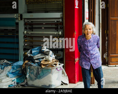 HAIKOU, HAINAN, CHINA - Mar 2 2019 - Ältere chinesische Frau, eine in der Stadt Haikou entfernt. China hat eine rasch alternde Bevölkerung. Stockfoto