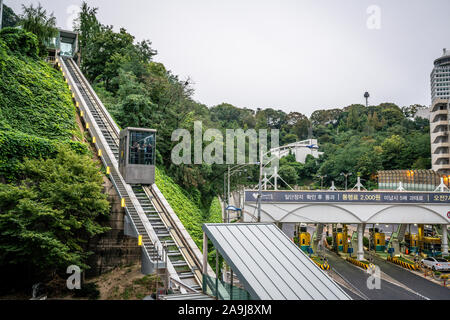Seoul Korea, 21. September 2019: Schräge Orumi Aufzug auf Namsan Mountain Park in Seoul, Südkorea Stockfoto
