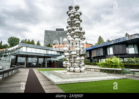 Seoul Korea, 22. September 2019: leeum Samsung Museum für Kunst Außenansicht mit dem hohen Baum und das Auge Skulptur des Künstlers Anish Kapoor in Seoul S Stockfoto