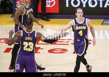 Los Angeles, Kalifornien, USA. 15 Nov, 2019. Los Angeles Lakers" Alex Caruso (4) und LeBron James (23) feiern bei einem NBA Basketball Spiel zwischen den Los Angeles Lakers und Sacramento Kings, Freitag, November 15, 2019, in Los Angeles. Credit: Ringo Chiu/ZUMA Draht/Alamy leben Nachrichten Stockfoto