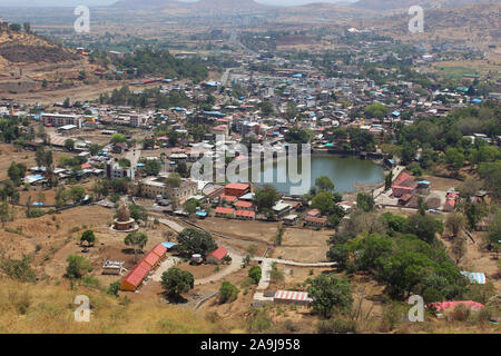 Blick auf das Dorf Trimbakeshwar Brahmagiri ist ein Gebirgszug, Nashik, Maharashtra, Indien Stockfoto