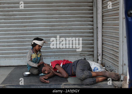 PUNE, MAHARASHTRA, März 2019, Street Kids ausruhen, Pune, Maharashtra Stockfoto