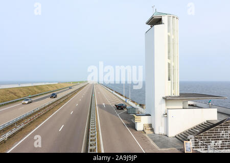 Blick auf den Abschlussdeich und Aussichtsturm das Denkmal in den Niederlanden mit der Linken das Wattenmeer und rechts das IJsselmeer Stockfoto