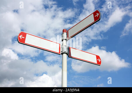 Leer drei direktionalen Straßenschilder in Rot und Weiß gegen den blauen Himmel mit Wolken Stockfoto