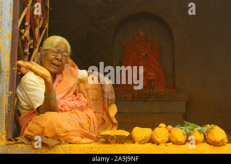 Frau Priester im Tempel, khandoba Jejuri, Pune, Maharashtra. Stockfoto