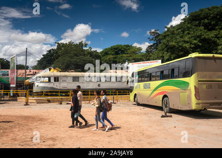 Äthiopien, Dire Dawa, Busse und Leute an der alten Addis Abeba nach Dschibuti Bahnhof Stockfoto