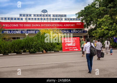 Äthiopien, Dire Dawa, Diredawa Flughafen, ankommende Passagiere zu Fuß vom Flugzeug zum Terminal Gebäude Stockfoto