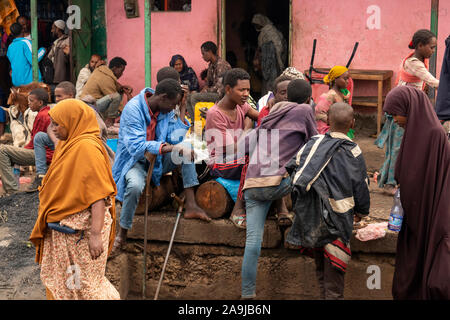 Äthiopien, Osten Hararghe, Harar, Markt am Awash Assab Highway, Gruppe junge Männer sitzen im Marktgebiet Stockfoto