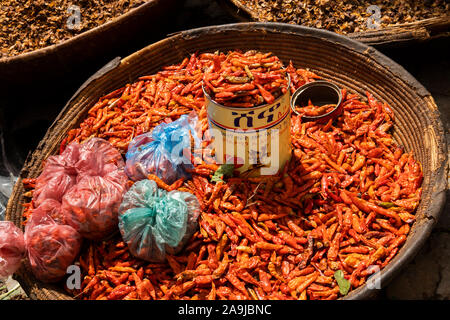 Eth 045 Äthiopien, Osten Hararghe, Harar, alte Stadtmauer, Shewa Tor, Spice Market, Anzeige von getrockneten Chilis zum Verkauf Stockfoto