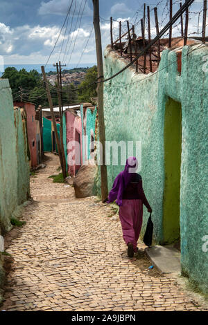 Äthiopien, Osten Hararghe, Harar, Harar Jugol, alte Stadtmauer, Frau unter bunt bemalten Haus zusammengesetzten Wände Stockfoto