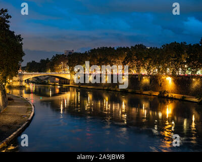 Nacht auf Brücke Garibaldi und der Fiume Fluss Tevere in Rom Italien Stockfoto