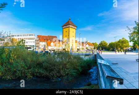 Reutlingen, Deutschland, Oktober 12, 2019, Old Town Gate genannt tuebinger Tor in der Reutlinger Innenstadt Stadt hinter einem Fluss mit vielen Menschen zu Fuß über den Stockfoto