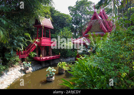 Schönes Rot, Holz, traditionellen asiatischen Strukturen in einem Teich am Presart garten Museum in Bangkok, Thailand. Stockfoto