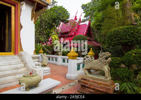 Ruhiger Blick über einen Tempel Veranda zu einem anderen asiatischen Pavillion am Presart garten Museum in Bangkok, Thailand. Stockfoto