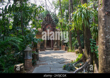 Eine alte Khmer-Ära Stone Temple an der Presart garten Museum in Bangkok, Thailand. Stockfoto