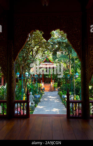 Blick von der luftigen Veranda eines Holzes Tempel im üppigen Garten am Presart garten Museum in Bangkok, Thailand. Stockfoto