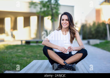 Student Frau einen Kaffee Pause an der Universität Stockfoto