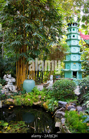 Der üppige Garten, komplett mit multi-tiered Pagode Skulptur und Bambus am Presart garten Museum in Bangkok, Thailand. Stockfoto
