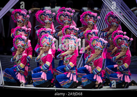 Kunming, Provinz Yunnan in China. 15 Nov, 2019. Schauspieler in einem Musical Dance drama am Yunnan Grand Theatre in Kunming, der Hauptstadt der Provinz Yunnan im Südwesten Chinas, Nov. 15, 2019. Credit: Hu Chao/Xinhua/Alamy leben Nachrichten Stockfoto