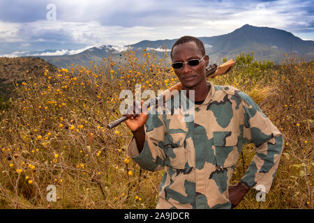 Äthiopien, South Omo, Jinka, Mago National Park, Scout mit Gewehr über der Schulter Stockfoto