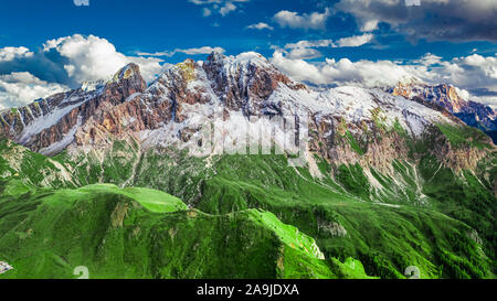 Passo Giau und grünen Hügeln in Dolomiten, Luftaufnahme Stockfoto