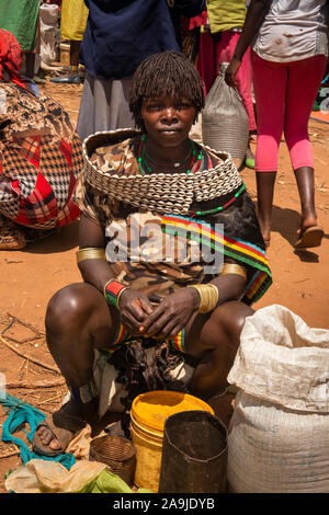 Äthiopien, South Omo, Key Afer, Markt am Donnerstag, Banna Tribal Frau Händler mit Cowrie shell Kragen Stockfoto