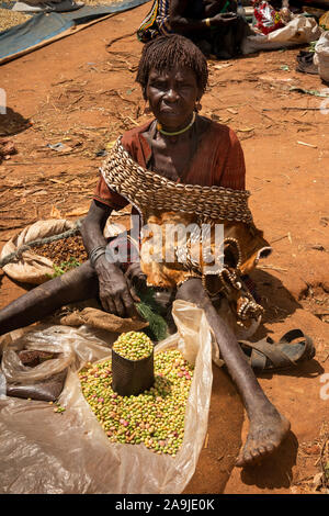 Äthiopien, South Omo, Key Afer, Markt am Donnerstag, Banna Tribal Frau Händler mit Cowrie shell Kragen Verkauf von Sojabohnen Stockfoto