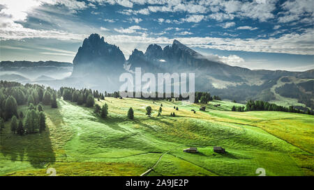 Atemberaubende Aussicht auf die Seiser Alm bei Sonnenaufgang, Dolomiten Stockfoto