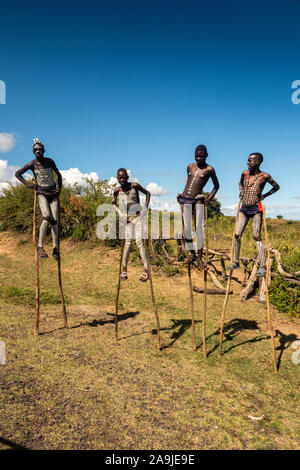 Äthiopien, South Omo, Key Afer, Jungen mit geschmückten Körpern auf Stelzen, posieren für Touristen Stockfoto