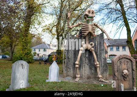 Scary Halloween Figuren und Dekorationen in einen kleinen öffentlichen Park in Kenmare, Irland Stockfoto